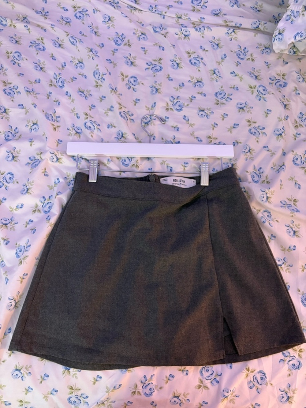 Hollister- Ultra High-Rise Skirt (Gray- Size M)